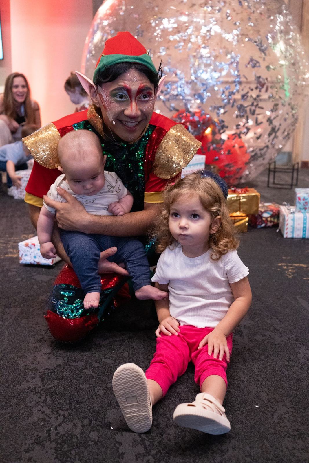 Personaje navideño con niños en experiencia inmersiva