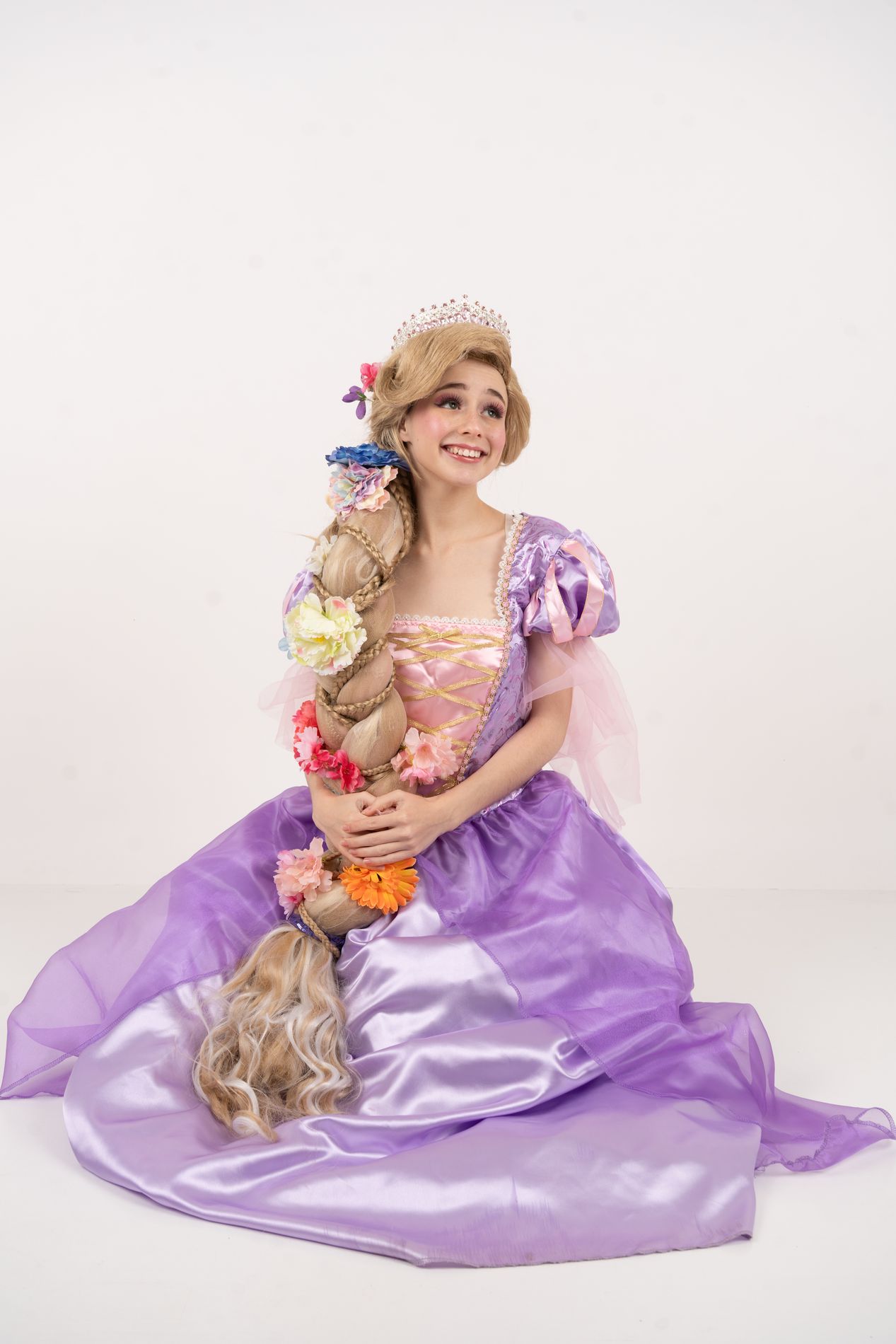 Personaje de princesa con vestido violeta en experiencia inmersiva